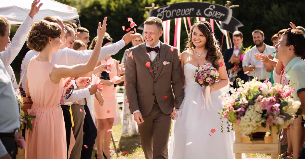 Nem tudod, hogy mit viselj egy meleg nyári esküvőn?