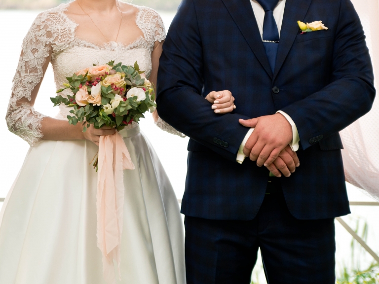 Mit viseljen egy pocakos férfi?